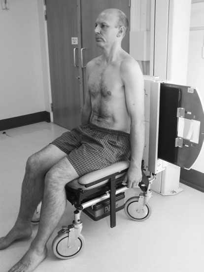 Radiografie anteroposterioară (AP) a abdomenului în ortostatism, în poziție șezândă, care evidențiază