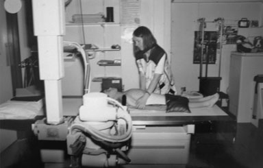 imagine a unei radiografii de craniu a unui sugar poziționat corect în profil (lateral)