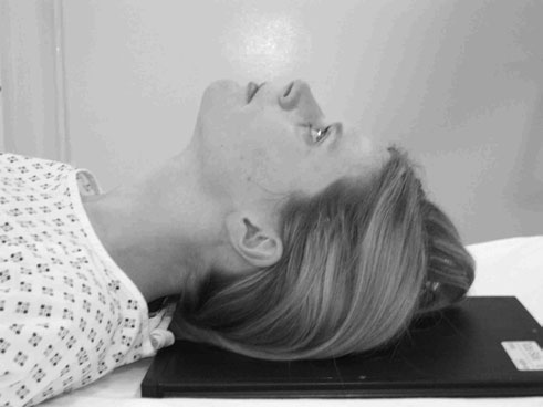 targă mobilă, cu orteză cervicală și cu linia de bază radiografică în