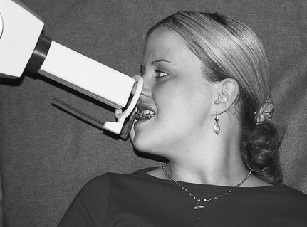Diagramă care evidențiază poziția corectă a filmului radiologic în suportul pentru film radiologic, cu bloc de ocluzie