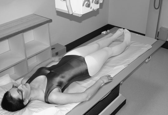 să se poată face; în cazurile de traumatism, asigură că o suspiciune de fractură a bazinului dis- [fragment deteriorat în sursă]