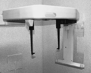 Radiografie cefalometrică adevărată de profil (laterală) a craniului. Imaginile tijelor metalice auriculare sunt