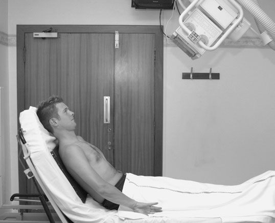 Radiografie toracică normală în semi-ortostatism. Bărbia este ușor suprapusă [fragment incomplet în sursă].